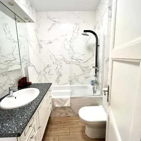 New - Cosy & In Palais Miramar