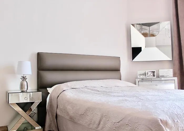 New - Cosy & In Palais Miramar *